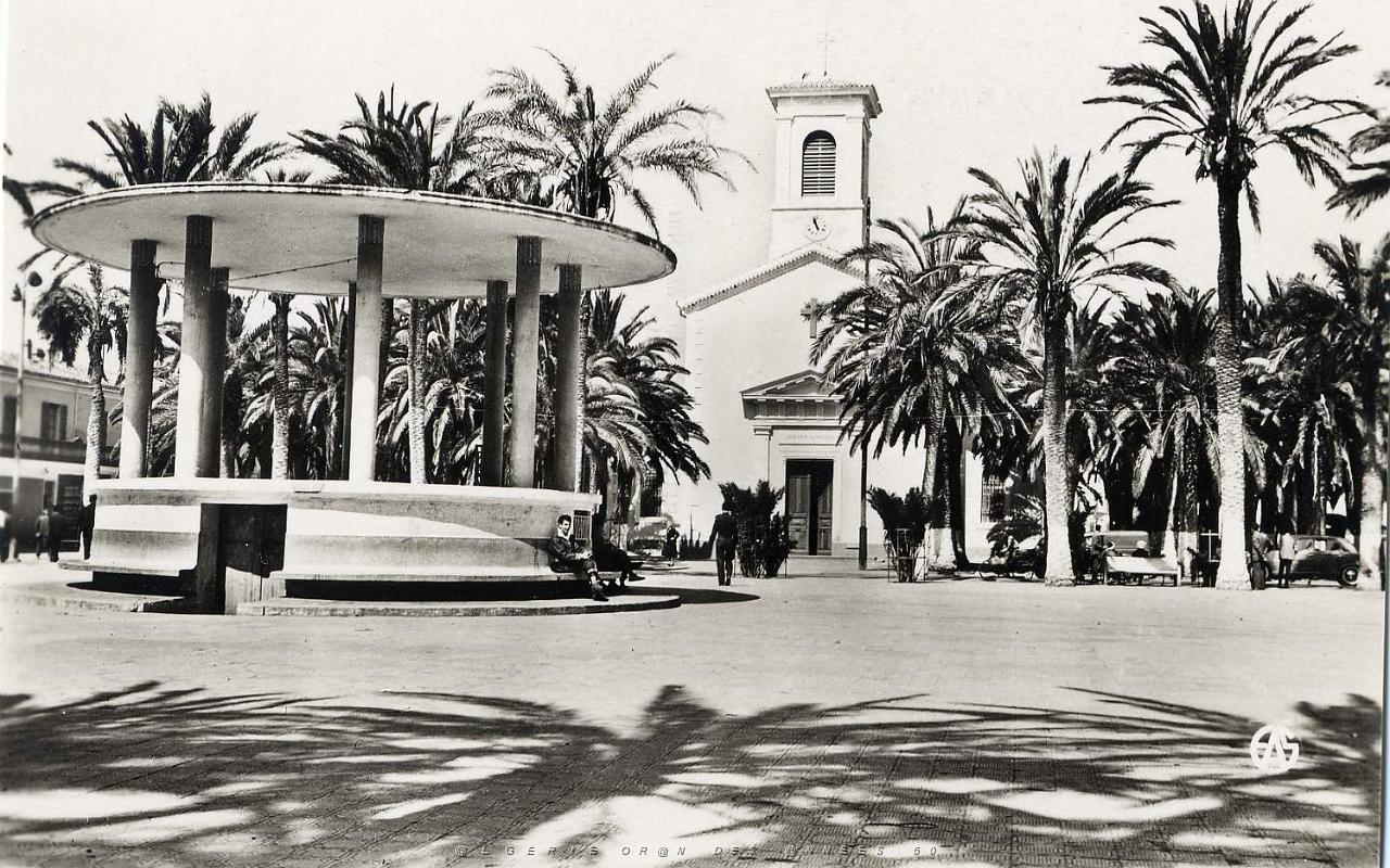 Arzew 505- Place d'Isly- eglise COLLECTION DES AMIS DE ND DE SANTA CRUZ.jpg